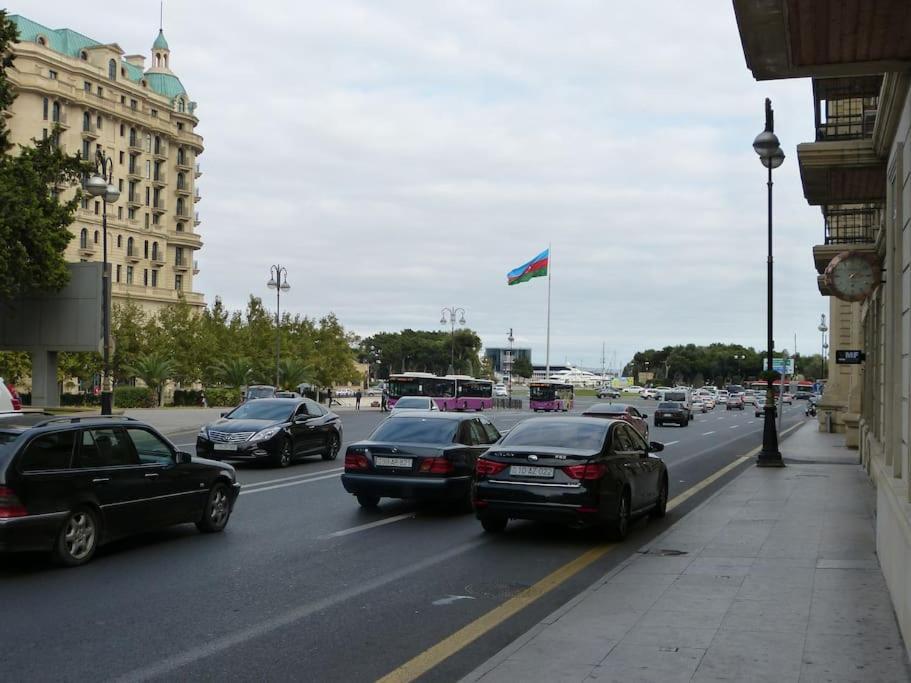 Live-Inn Stunning Apartment On Azneft Sq With President Palace & Old City Views Baku Exterior photo